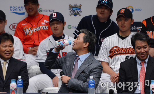 [포토] 김진욱 감독 '커피는 이렇게'