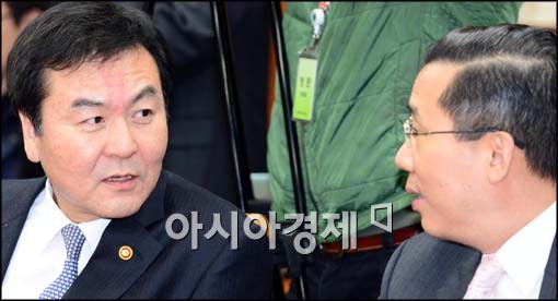 [포토]대화 나누는 신제윤 금융위원장