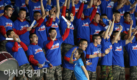 [포토] 치어리더와 국군장병 '함성 5초간 발사!'