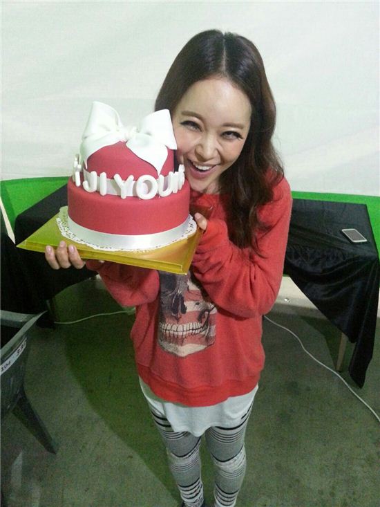 백지영, 팬들에게 '생일 케이크' 받고 '함박웃음'