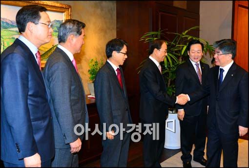 [포토]비은행권 인사들과 인사하는 김중수 한은 총재
