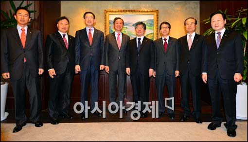 [포토]비은행권 인사들과 기념사진 촬영하는 김중수 총재
