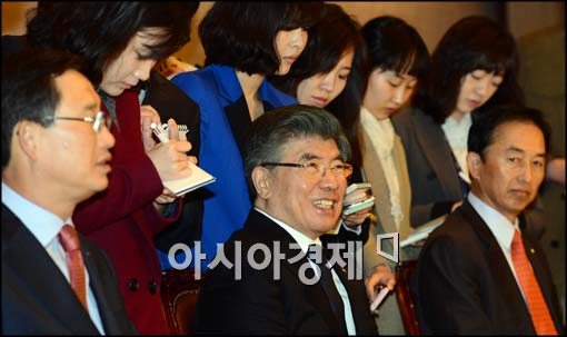 [포토]미소 짓는 김중수 한은 총재