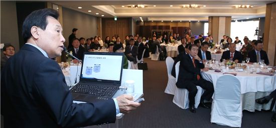 김광두 국가미래연구원장(사진 맨앞 왼쪽)이 한국경제연구원이 주최한 'KERI포럼'에서 '창조경제와 경제민주화'라는 주제로 강연하고 있는 모습.