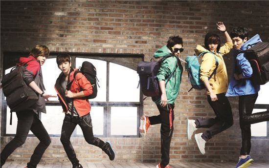 르까프, '엠블랙 바람막이' 재킷 2종 출시 