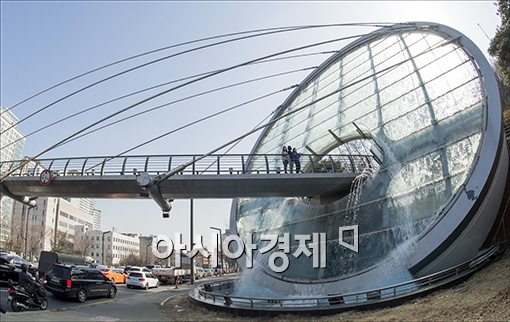 [포토]도심 속 폭포, 아쿠아아트 육교