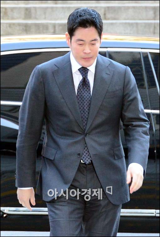 [포토]고개숙인채 법원 출두하는 정용진 부회장