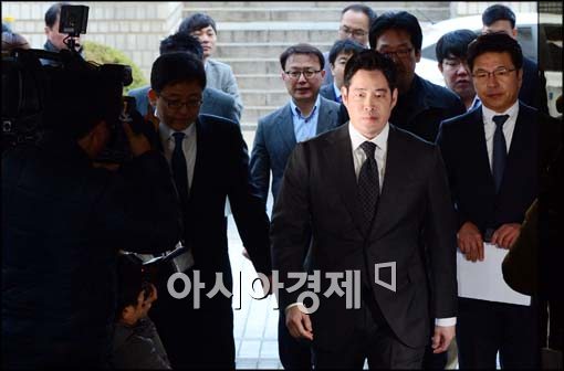 [포토]법원으로 입장하는 정용진 부회장