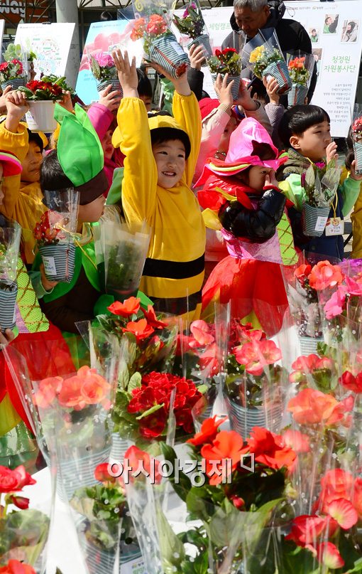 [포토]"꽃 받아서 신나요"