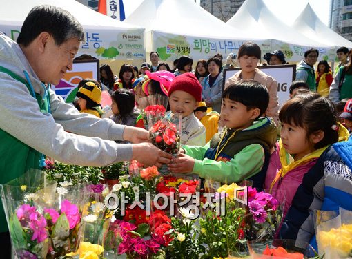 [포토]꽃 나눠주는 명형섭 대상 대표이사 