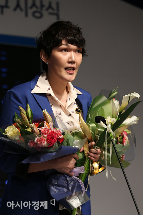 [포토] 여자프로농구 시상식, 2점 야투상 신한은행 하은주