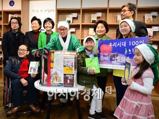 [포토]'우리시대 100인, 초록산타 아름다운 책장 도서전'