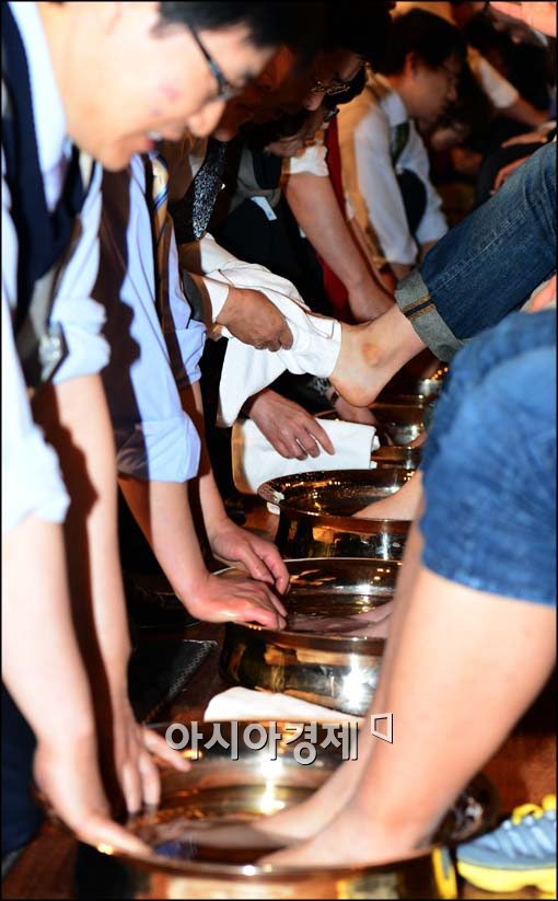 [포토]학생들 발 씻는 교수들