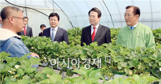 [포토]박준영 전남지사, 장성 풀향기미술관농원 방문