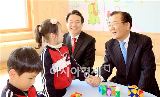 [포토]어린이와 이야기하는 박준영 전남지사
