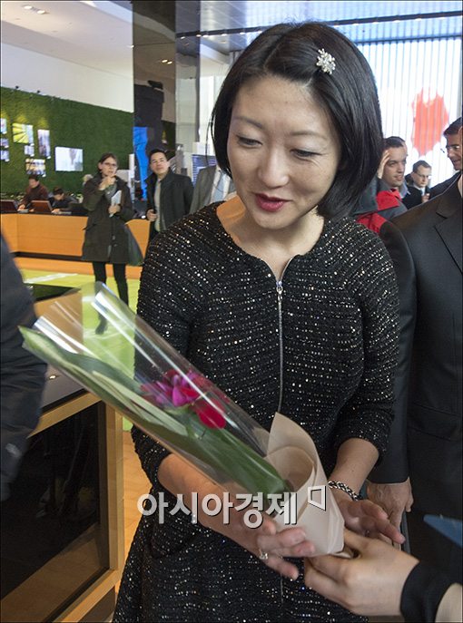 [포토]꽃다발 받는 펠르랭 장관