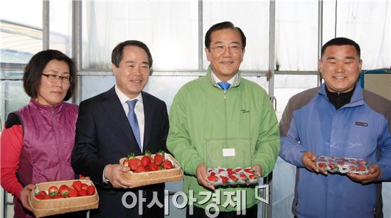 [포토]담양딸기 들고 기념촬영하는 박준영 전남지사