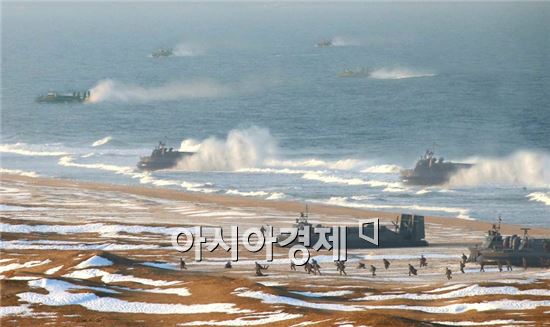 ▲ 25일 동해안에서 실시된 북한 육·해군 합동 상륙 및 상륙저지 훈련 모습(출처 : 노동신문)