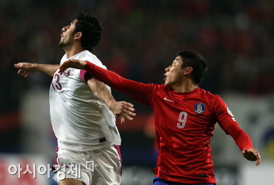 [포토] 이근호 '못 가!'