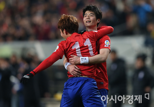 [포토] 기성용 '어화둥둥 손흥민~'