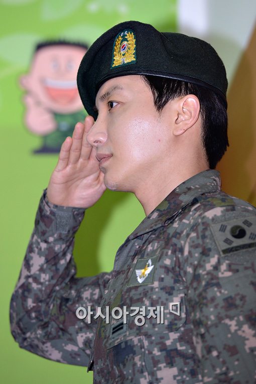 [포토]'슈퍼주니어' 이특, 각 잡힌 경례