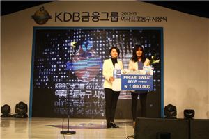 WKBL 시상식, '포카리스웨트 MIP'에 홍아란 선수 수상