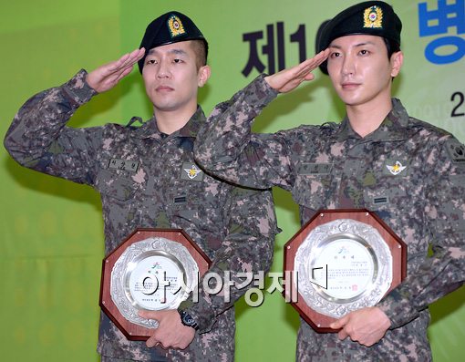 [포토]상추-이특 '충성'