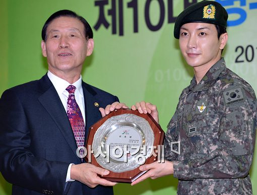 [포토]병무홍보대사 위촉패 수여받는 이특