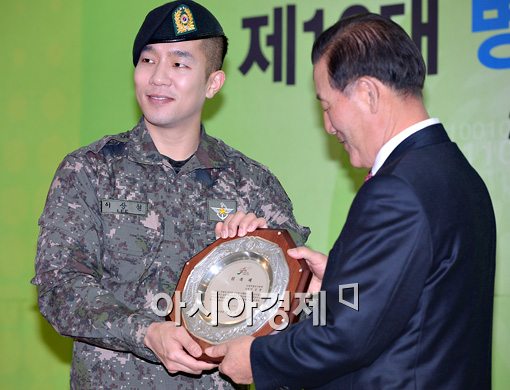 [포토]상추 '병무홍보대사 위촉패 들고'