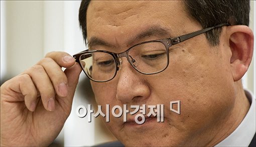 [포토]안경 만지는 이성한 내정자
