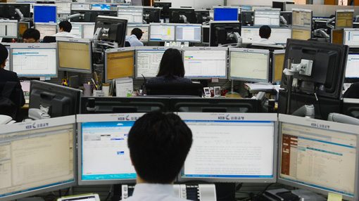 [포토]모니터에서 눈을 뗄 수 없는 딜러들 