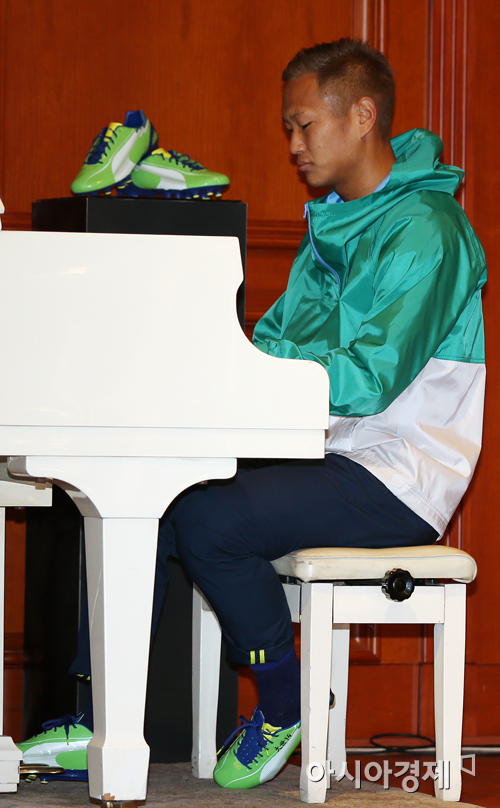 [포토] 피아노 치는 정대세