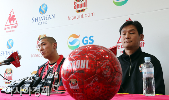 [포토] 질문 기다리는 차두리-최용수 감독