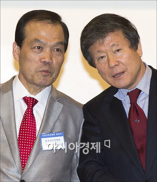 [포토]의견 나누는 유통산업연합회 초대 회장