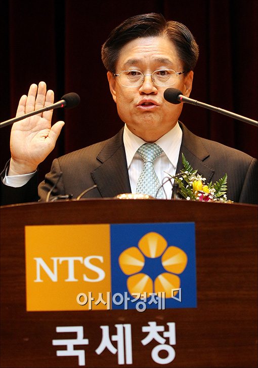 [포토]취임 선서하는 신임 김덕중 국세청장