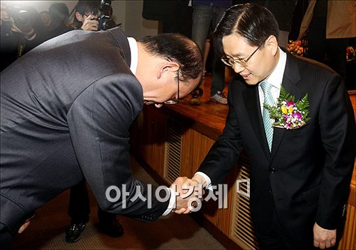 [포토]직원들과 인사하는 김덕중 국세청장