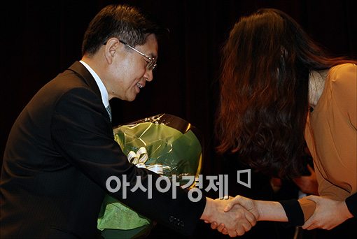 [포토]꽃다발 받는 김덕중 신임 국세청장