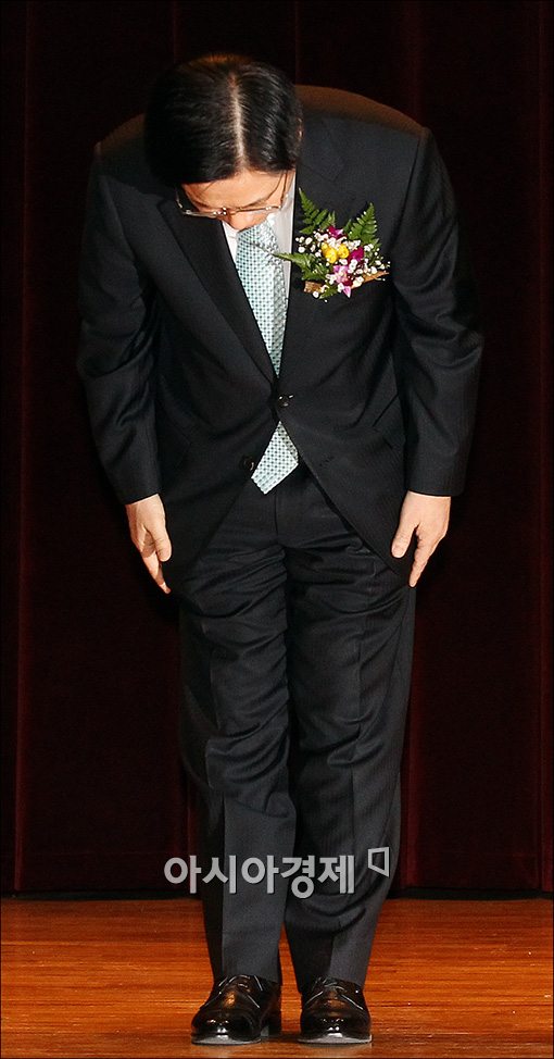 [포토]직원에게 공손히 인사하는 김덕중 신임 청장