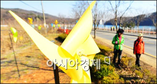 [포토]봄맞이 바람개비 길 걷는 시민들