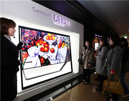 관람객들이 삼성전자 UHD TV 체험존에서 85형 UHD TV를 살펴보고 있다. 

 

