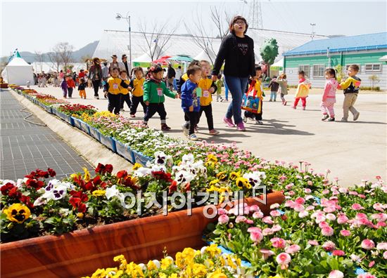 [포토]봄꽃 구경나온 유치원생들