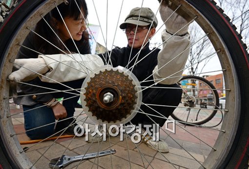 [포토]성동구, '2013년 찾아가는 이동 자전거 수리센터' 운영 