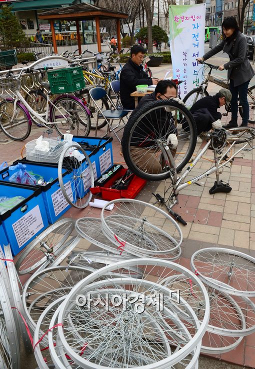 [포토]성동구, 찾아가는 이동 자전거 수리센터 운영 