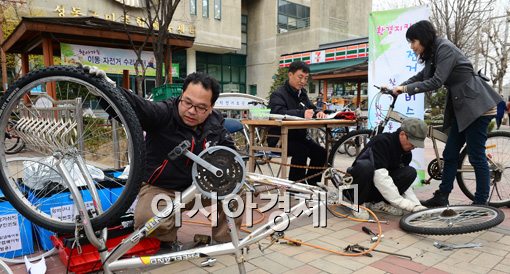 [포토]"자전거 고쳐주세요"