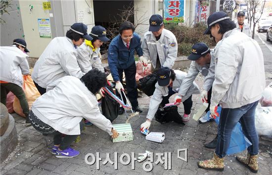 [포토]광주시 서구의회, 봄맞이 시가지 대청소 