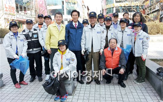 [포토]광주시 서구의회, 봄맞이 시가지 대청소 