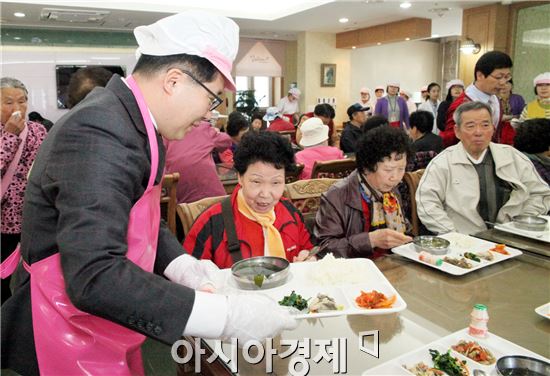 [포토]노희용 광주 동구청장, 급식봉사 