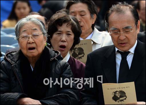 [포토]故 장준하 선생 겨레장 장례예식 찾은 부인 김희숙 여사와 아들 장호권씨