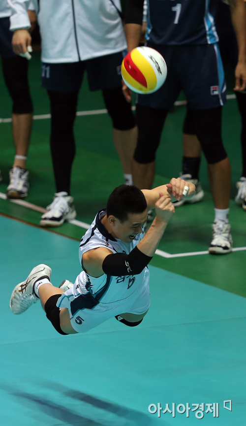 [포토] 몸 날린 여오현 '우승 향한 불굴의 의지'