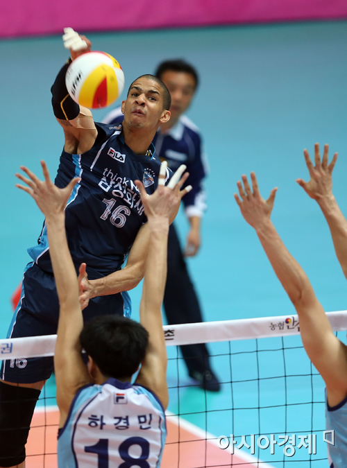 [포토] 레오 '때린다!'